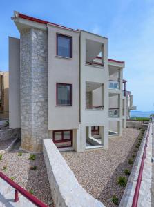 una casa sulla spiaggia con l'oceano sullo sfondo di Elpiniki Luxury Rooms a Nea Potidaea