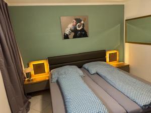 a bedroom with a bed and a picture on the wall at Ferienwohnung Pappelwiese in Weimar