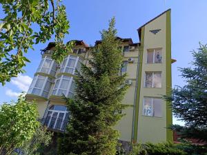 Budova, kde se vila nachází + 26 fotografií
