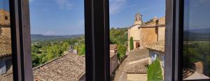 widok z okna budynków i dachów w obiekcie Lovely views in secret Provence w mieście Joucas