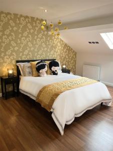 um quarto com uma cama grande com ursos de peluche em Entire YellowApt near Belfast City Centre - Free parking - Up to 3 guests - 2 beds em Belfast