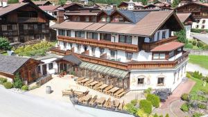een luchtzicht op een groot gebouw met een patio bij Hotel Edelweiẞ garni in Berwang