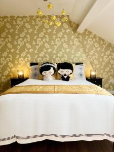 Un dormitorio con una cama con dos ositos de peluche. en Entire YellowApt near Belfast City Centre - Free parking - Up to 3 guests - 2 beds, en Belfast