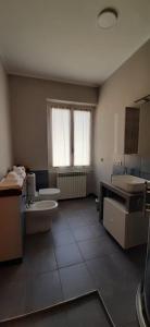 bagno con 2 lavandini, servizi igienici e finestra di LIBARNA a Serravalle Scrivia
