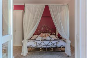 sypialnia z łóżkiem z baldachimem w obiekcie Diamond Apartments w mieście Bellagio