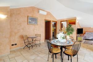 ein Wohnzimmer mit einem Tisch und Stühlen in der Unterkunft L'Albicocco in Dolceacqua
