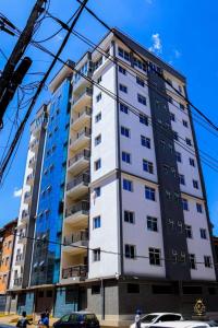 um edifício branco alto na esquina de uma rua em Jamhuri Executive Suites em Nairobi