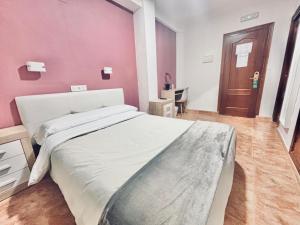 Postel nebo postele na pokoji v ubytování Pensión Rocamar