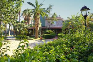 budynek z palmą i światłem ulicznym w obiekcie B&B La Villa w mieście Giardini Naxos