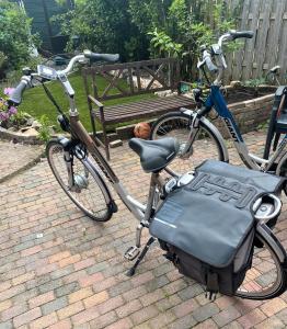 een fiets geparkeerd naast een bankje met een stoel bij Aan de Dijk in Dordrecht