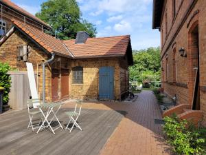 a house with two chairs and a roof at Haus am See Annahütte - für bis zu 6 Personen in Schipkau