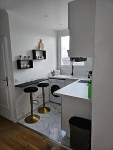 Dapur atau dapur kecil di Appartement luxe - Colombes