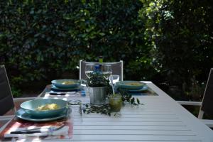 een tafel met twee kommen eten erop bij House in Pitelli - close to the 5 Terre, Gulf of Poets, Tuscany in Pitelli