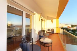 balcone con tavolo, sedie e finestre di Fonte dos Pássaros a Vila Nova de Milfontes Altre 33 foto