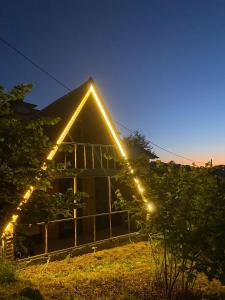 ein Haus mit seitlicher Beleuchtung in der Unterkunft Five Stars Apart in Trabzon