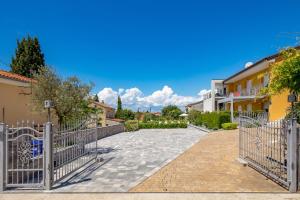 Appartments Adriatic في أوميشالي: بوابة في ساحة منزل
