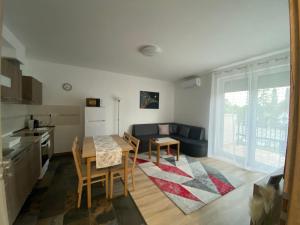 Kuchyňa alebo kuchynka v ubytovaní Harley Apartman