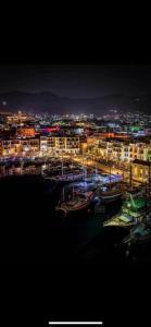 een groep boten aangemeerd in een haven 's nachts bij Royal Residence Kyrenia in Kyrenia
