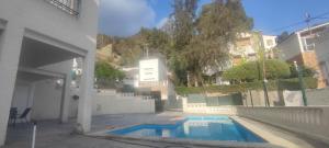 a swimming pool in a yard next to a building at Naquera House & Pool in Náquera