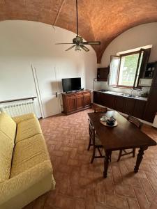 - un salon avec un canapé et une table dans l'établissement Villa Dunya, à Montepulciano Stazione