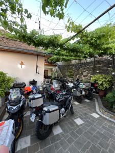 吉諾卡斯特的住宿－Kore Guest House，停在建筑物旁边的一排摩托车