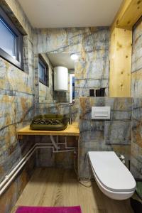 Ένα μπάνιο στο Guri i Kuq Hotel & Vila