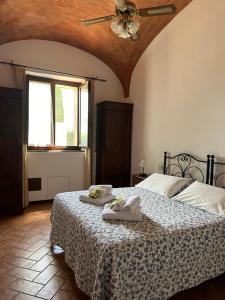 - une chambre avec un lit et 2 serviettes dans l'établissement Villa Dunya, à Montepulciano Stazione