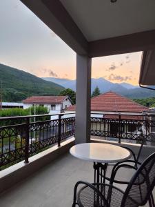 a balcony with a table and chairs and mountains at Ζέον Ύδωρ in Órma