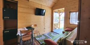 una cabina con cucina e soggiorno di Mielno - Kwiatowy Zakątek #2 a Mielno