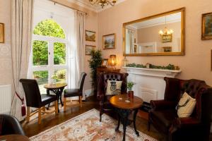 - un salon avec un canapé et un miroir dans l'établissement Coalbrookdale Villa, à Ironbridge