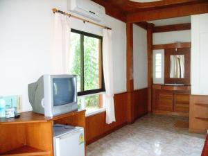 صورة لـ Lanta Palm Beach Resort , Beach Front Bungalow - Koh Lanta في كو لانتا