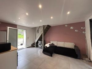 TV a/nebo společenská místnost v ubytování Magnifique appartement avec jardin et terrasse