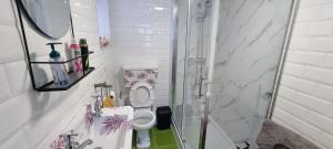 Un baño blanco con inodoro y ducha. en The Hideaway ll private garden Quiet Central, en Southport 19 fotos más