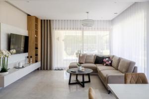 un soggiorno con un divano e un tavolo di Dom na Miłkowskiego a Siemiatycze