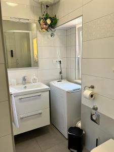 małą łazienkę z umywalką i lustrem. w obiekcie Apartment Fonte w Splicie