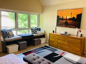 a room with a bed and a desk with a window at An der Glocke in Hennickendorf