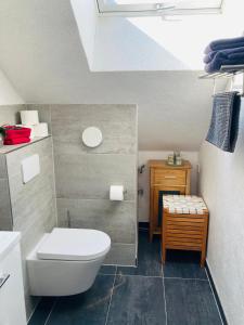 a bathroom with a white toilet and a sink at An der Glocke in Hennickendorf