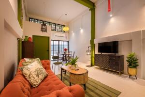 Μια τηλεόραση ή/και κέντρο ψυχαγωγίας στο Charming Sukhumvit Shophouse - 2mins walk to skytrain