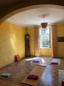 Gambar di galeri bagi Chambre 3 personnes avec salle de bain dans mas du Lubéron di Robion en Luberon