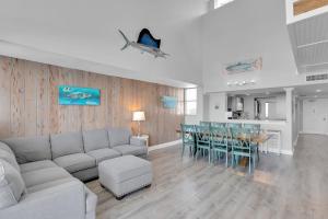 Posezení v ubytování St Thomas - Waterfront Penthouse sleeps 16 w Pool & Boat Dock