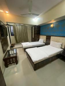 Hotel Golden Park Near NESCO tesisinde bir odada yatak veya yataklar
