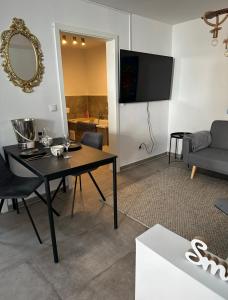 sala de estar con mesa y sofá en Deluxe Apartement mit Terrasse, en Duisburg