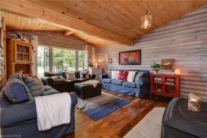 Χώρος καθιστικού στο Waterfront Cottage - Fireplace - Kawartha