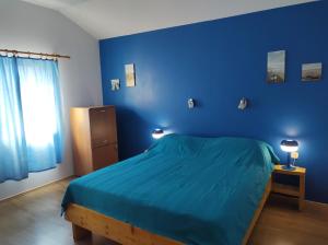Posteľ alebo postele v izbe v ubytovaní Blue apartment