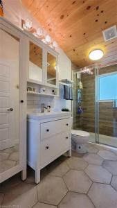 Η κουζίνα ή μικρή κουζίνα στο Waterfront Cottage - Fireplace - Kawartha