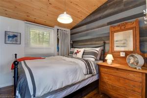 Ένα ή περισσότερα κρεβάτια σε δωμάτιο στο Waterfront Cottage - Fireplace - Kawartha