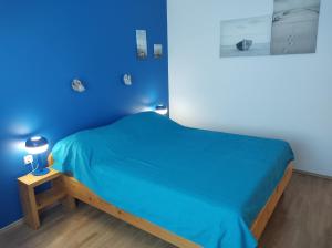 Posteľ alebo postele v izbe v ubytovaní Blue apartment