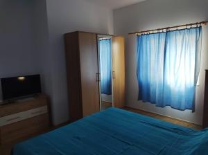 Posteľ alebo postele v izbe v ubytovaní Blue apartment