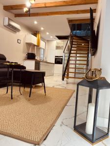a living room with a dining table and a kitchen at Appartement au centre du Port de Bonifacio in Bonifacio