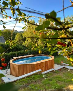 una piscina in un giardino con un albero di Holiday House Provance a Brod na Kupi